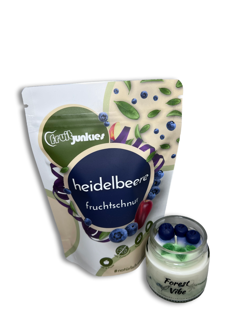 80g Fruitjunkies Heidelbeere mit der passenden Forest Vibe Kerze ohne Hintergrund offen