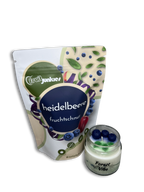 80g Fruitjunkies Heidelbeere mit der passenden Forest Vibe Kerze ohne Hintergrund offen