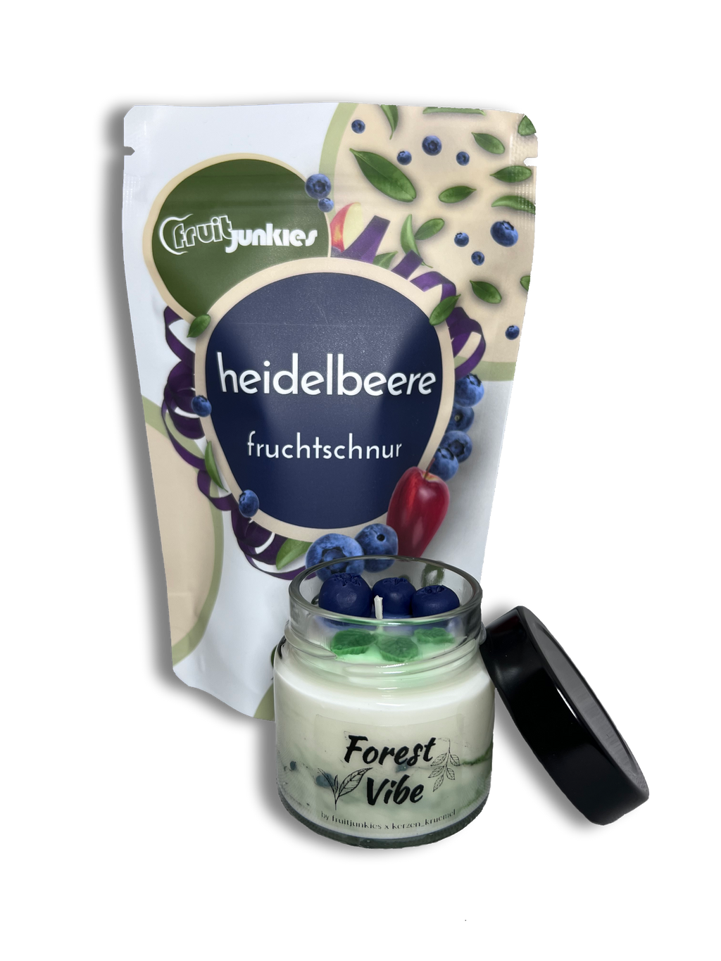 80g Fruitjunkies Heidelbeere mit der passenden Forest Vibe Kerze ohne Hintergrund offen