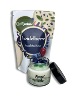 80g Fruitjunkies Heidelbeere mit der passenden Forest Vibe Kerze ohne Hintergrund offen