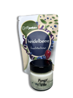 80g Fruitjunkies Heidelbeere mit der passenden Forest Vibe Kerze ohne Hintergrund